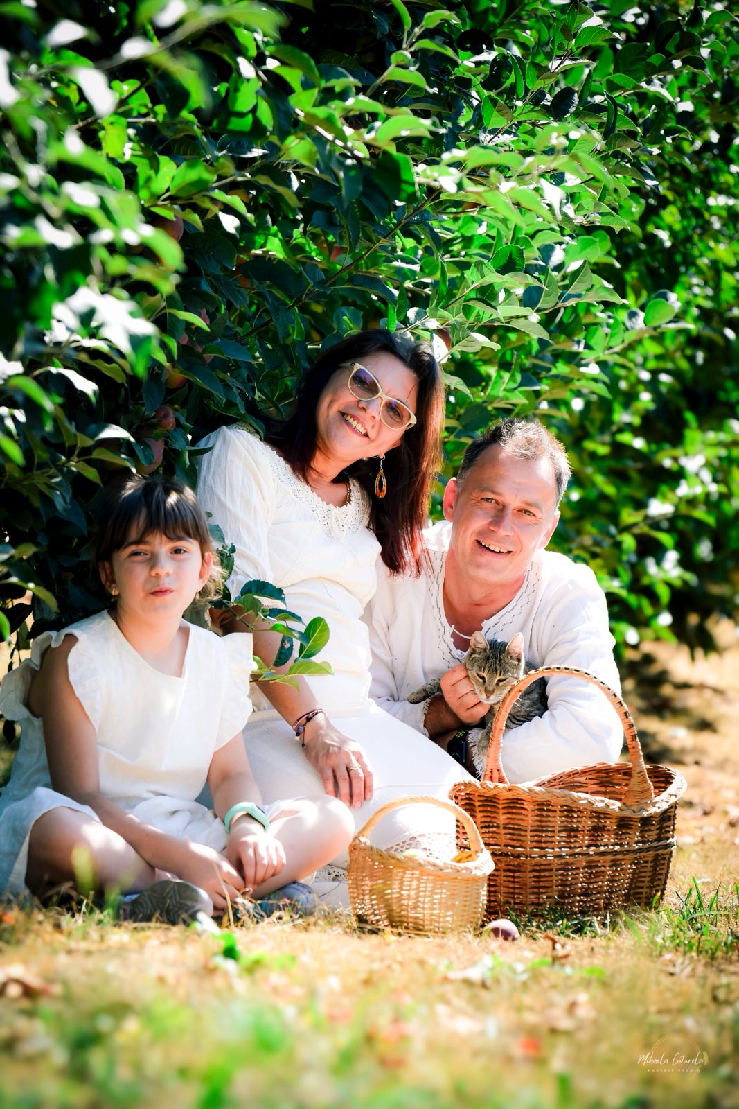 Familia Oloeriu în livadă, atmosferă autentică