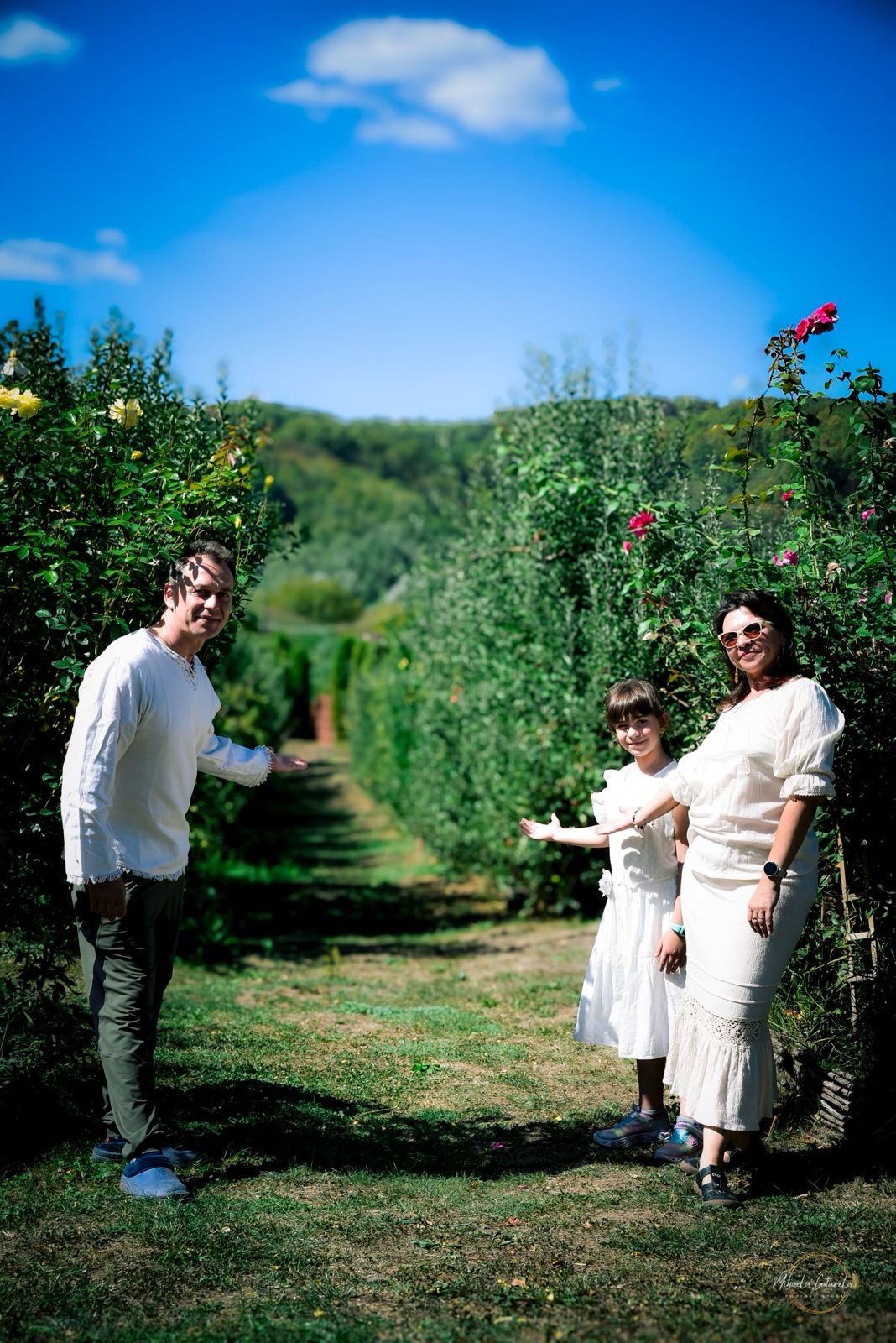Familia Oloeriu în livada din Voinești